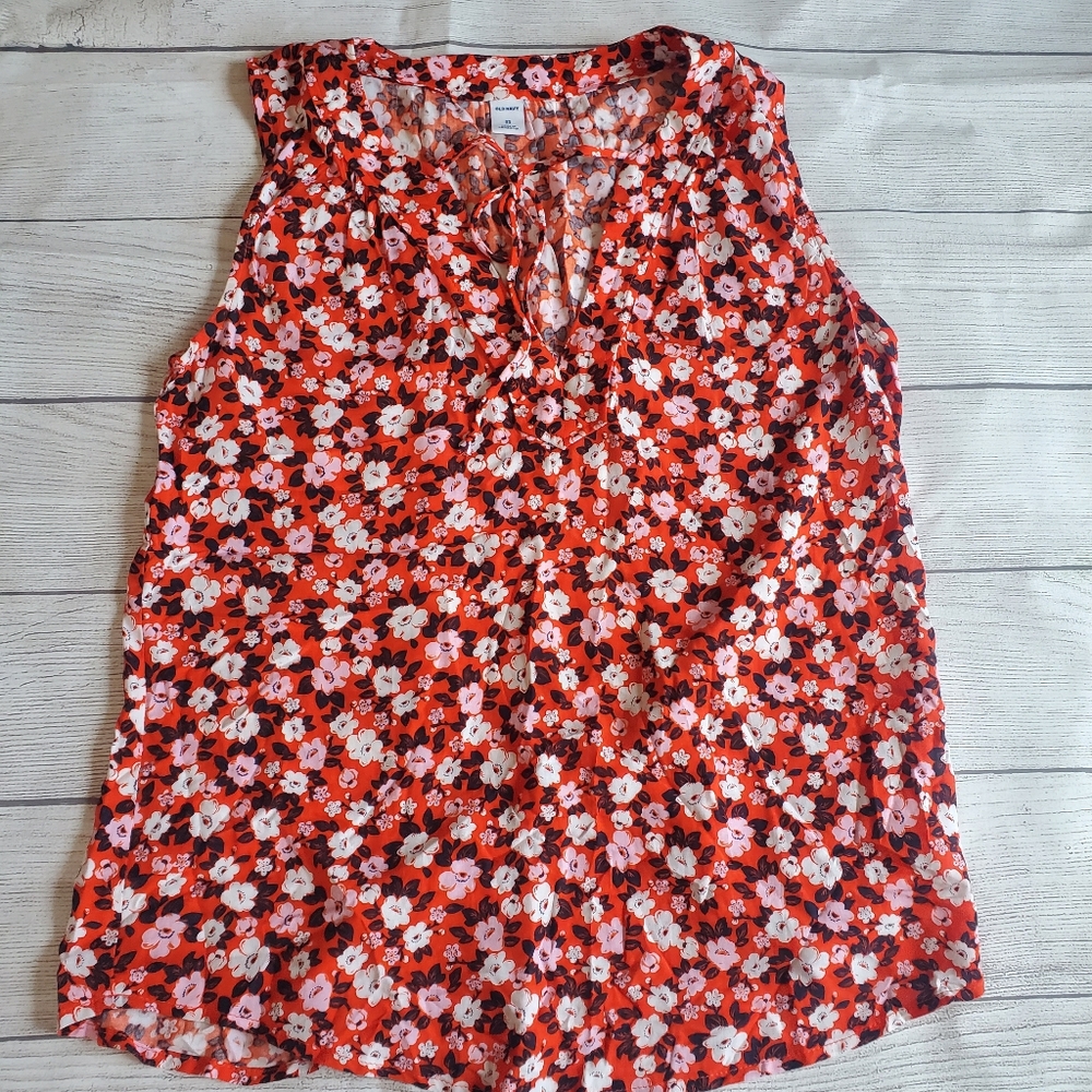 Old navy Feminine Floral sleeveless blouse size extra small.